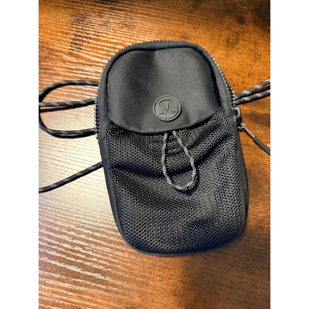 Lululemon Black Crossbody Pouch Play Forward Bag Phone Holder Water Repellent